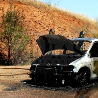 Un conductor escapa de un incendio que calcina su coche en la carretera BA-022 (Badajoz)