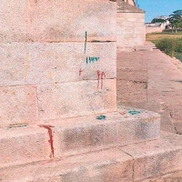 VOX solicita limpiar los grafitis que se encuentran en un tajamar del Puente de Palmas (Badajoz)