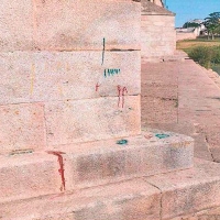 VOX solicita limpiar los grafitis que se encuentran en un tajamar del Puente de Palmas (Badajoz)