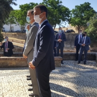 El Rey y Pedro Sánchez llegan a Badajoz para reabrir la frontera entre España y Portugal