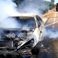 Consigue salir del coche antes de calcinarse en la carretera de la Corte (Badajoz)