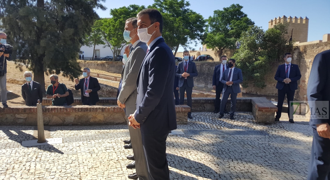 El Rey y Pedro Sánchez llegan a Badajoz para reabrir la frontera entre España y Portugal