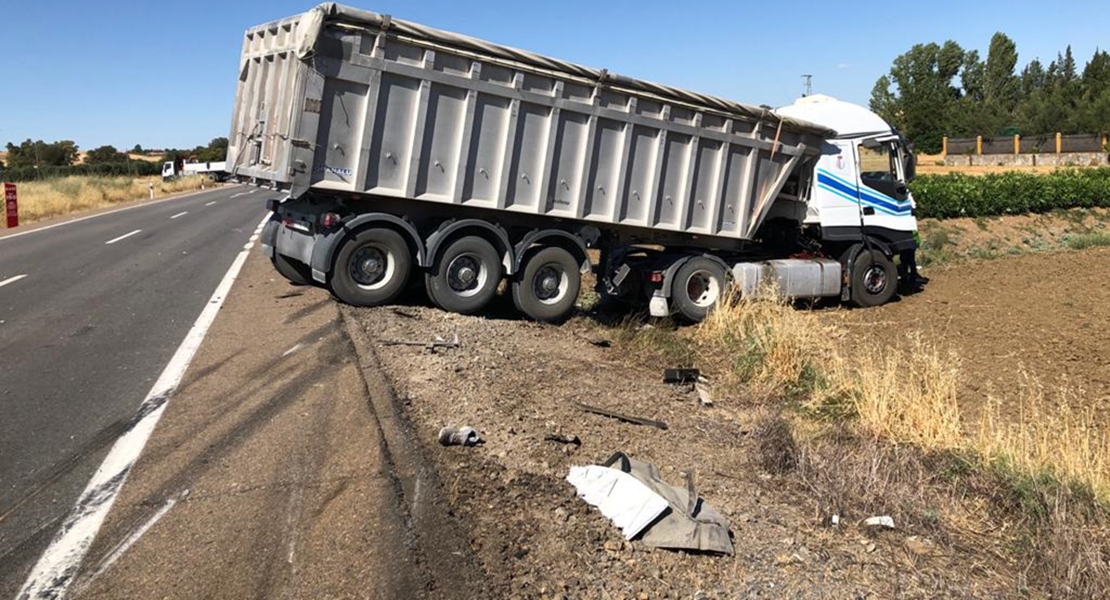 Colisión entre dos camiones en la N-432