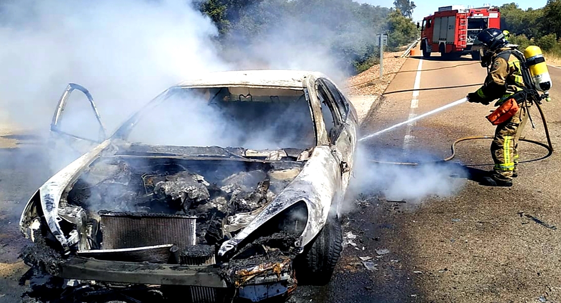 Consigue salir del coche antes de calcinarse en la carretera de la Corte (Badajoz)