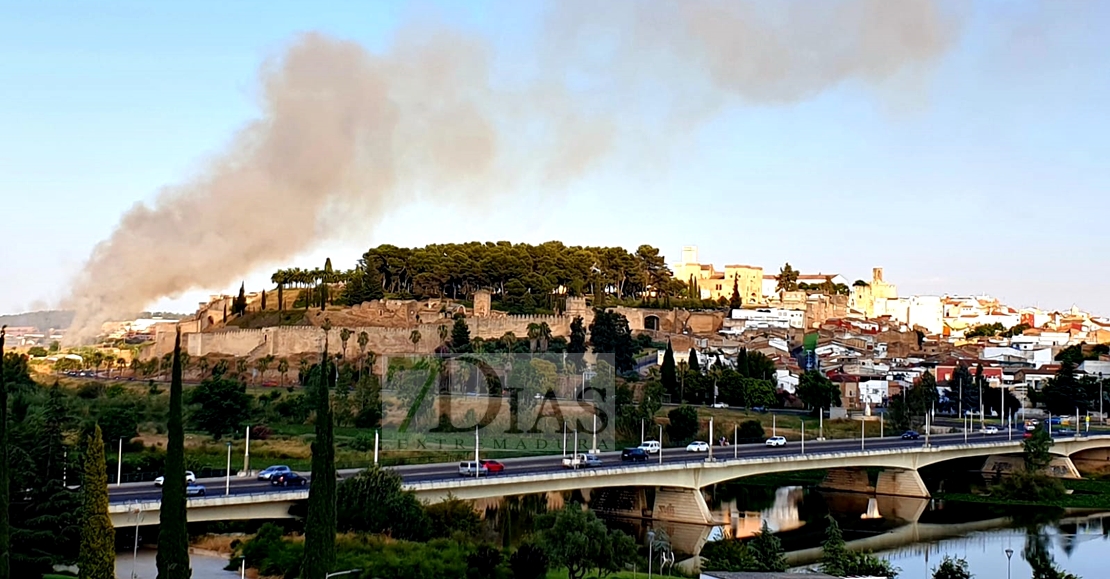 Un incendio obliga a cortar la Ronda Norte (Badajoz)