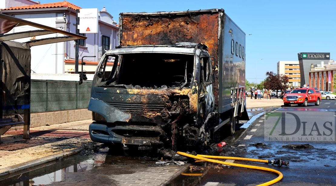 Sale ardiendo un camión en la avenida de Elvas (Badajoz)