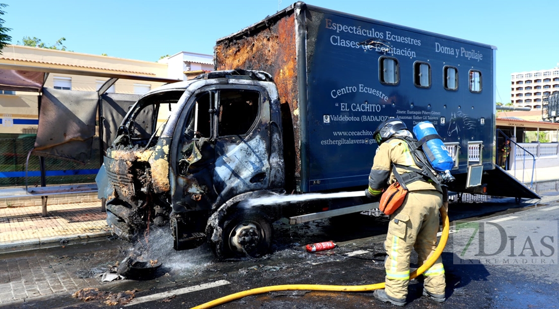 Sale ardiendo un camión en la avenida de Elvas (Badajoz)