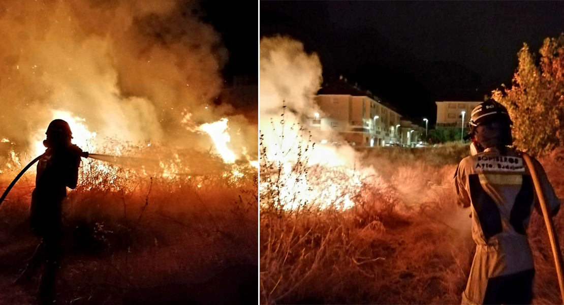 Los Bomberos de Badajoz actúan en un incendio de madrugada en la avenida de Elvas