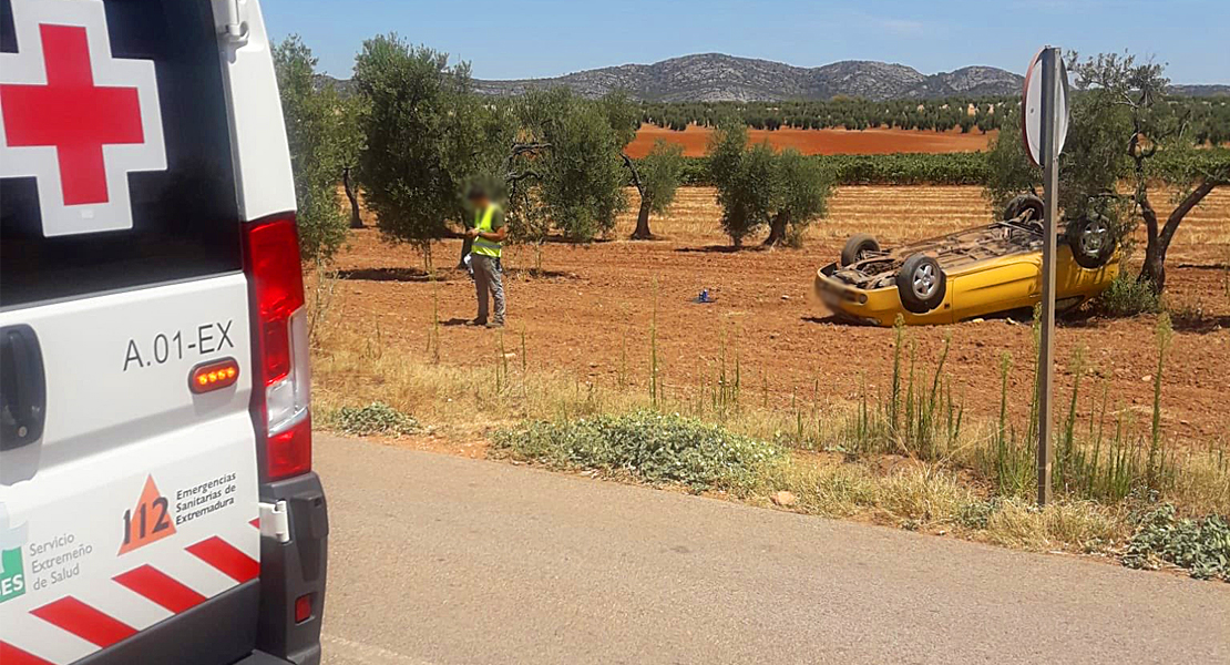 Una joven herida tras sufrir un accidente de tráfico en la carretera BA-012