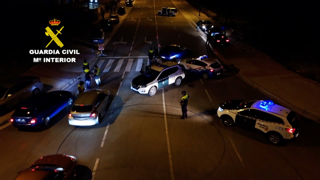 La Guardia Civil disuelve una concentración ilegal de más de 150 vehículos en un polígono industrial