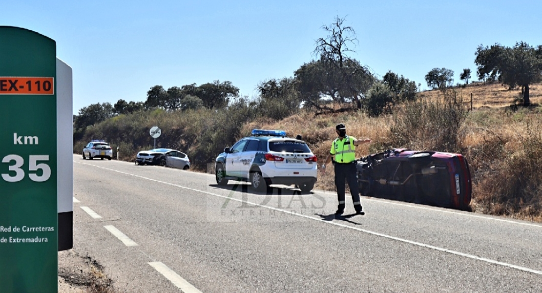 Dos heridos en una fuerte colisión en la carretera EX-110