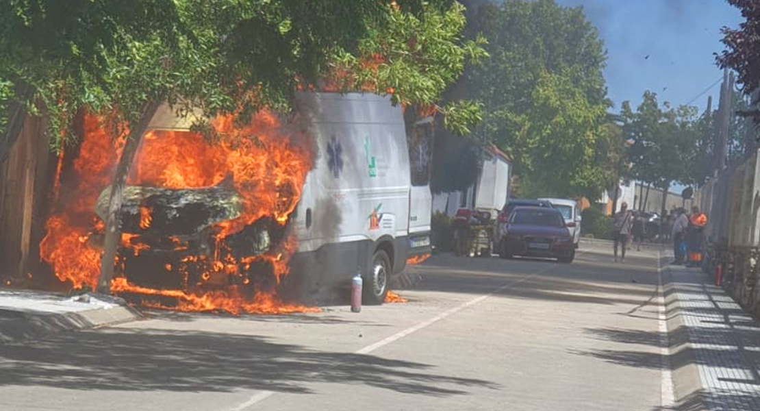 Sale ardiendo una ambulancia de Tenorio en plena calle de Casar de Cáceres