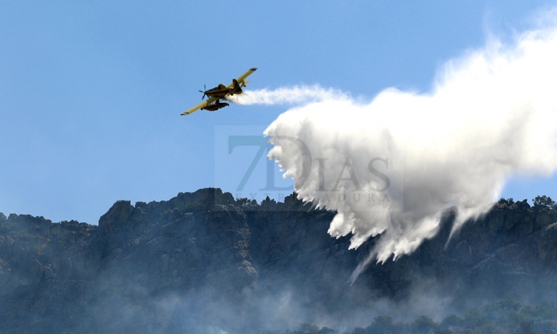 Bomberos Forestales intentan controlar un incendio en la Sierra Amador (Oliva de Mérida)