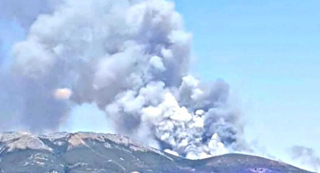 Bomberos Forestales luchan contra un incendio descontrolado en Cañaveral (Cáceres)