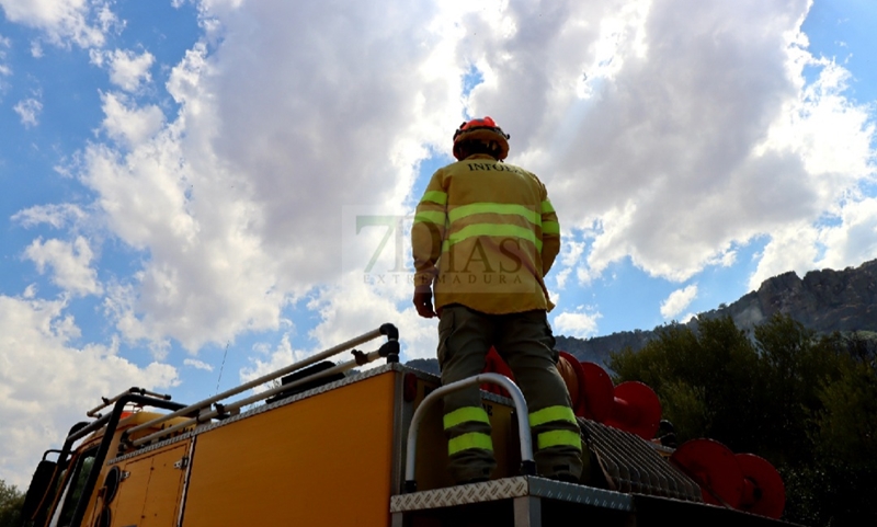 Bomberos Forestales intentan controlar un incendio en la Sierra Amador (Oliva de Mérida)