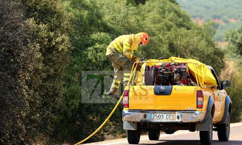 Bomberos Forestales intentan controlar un incendio en la Sierra Amador (Oliva de Mérida)