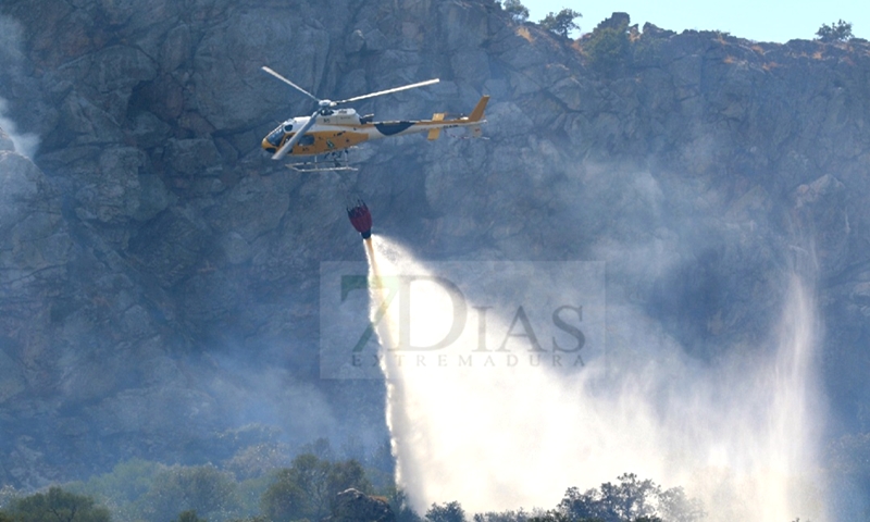 Bomberos Forestales intentan controlar un incendio en la Sierra Amador (Oliva de Mérida)