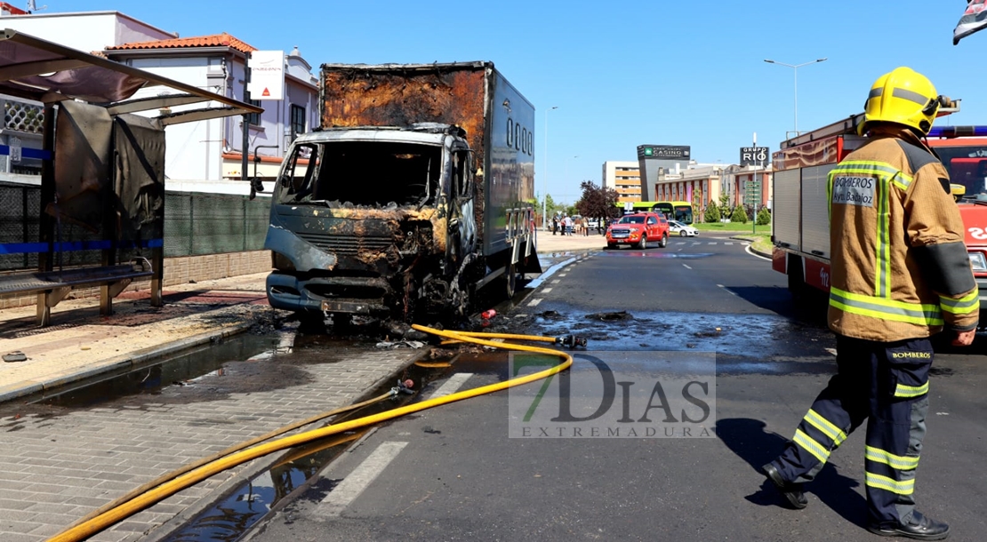 Sale ardiendo un camión en la avenida de Elvas (Badajoz)