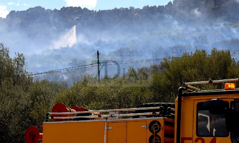 Bomberos Forestales intentan controlar un incendio en la Sierra Amador (Oliva de Mérida)