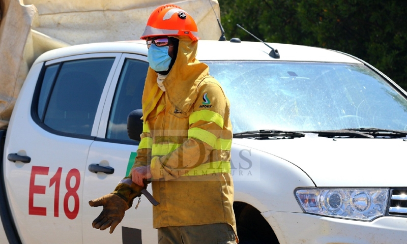 Bomberos Forestales intentan controlar un incendio en la Sierra Amador (Oliva de Mérida)