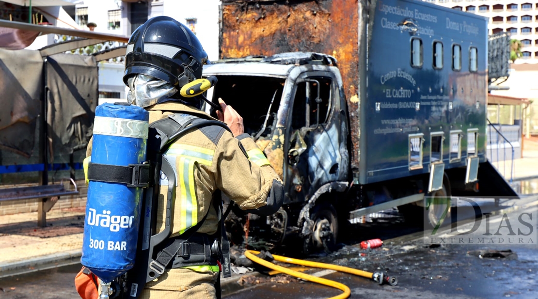 Sale ardiendo un camión en la avenida de Elvas (Badajoz)