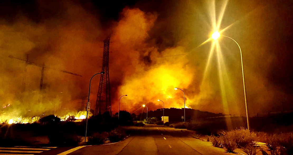Los Bomberos luchan para extinguir un incendio en Plasencia