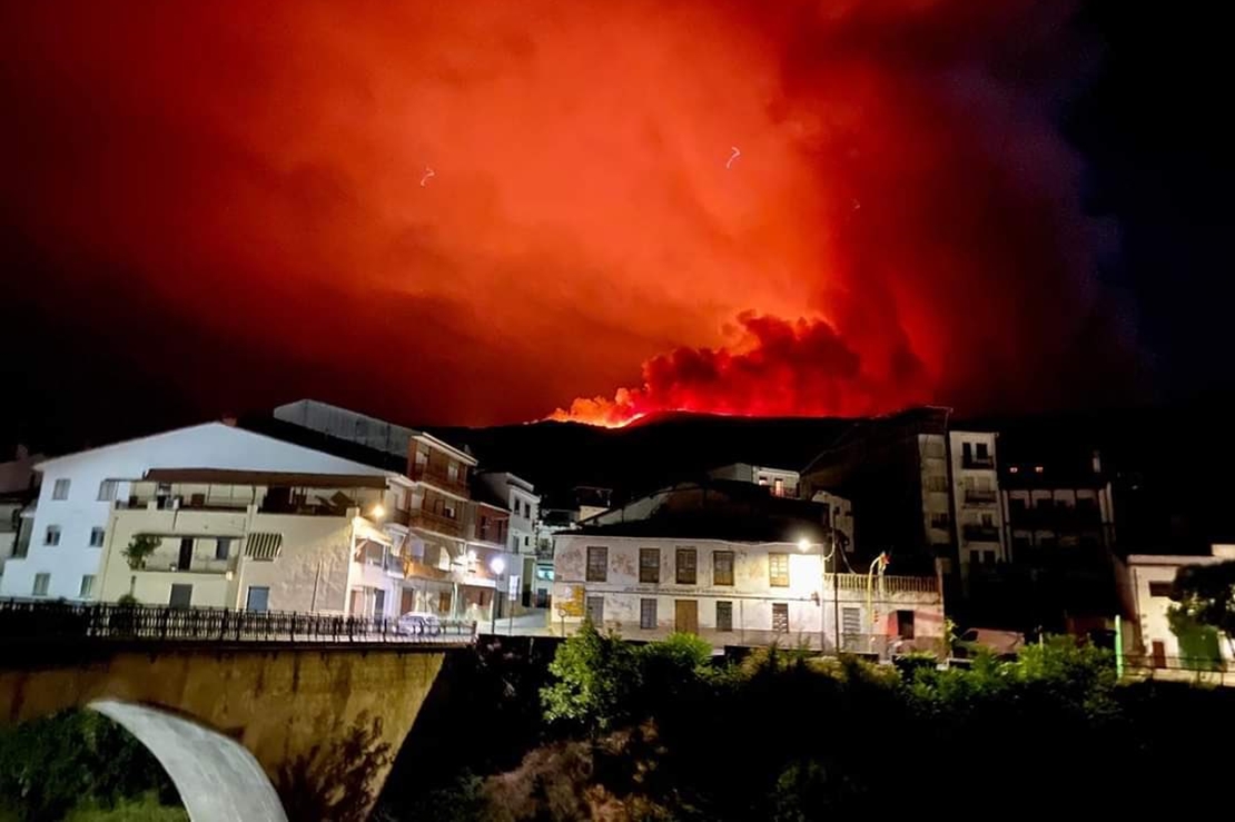 Continúa descontrolado el incendio de Valle del Jerte