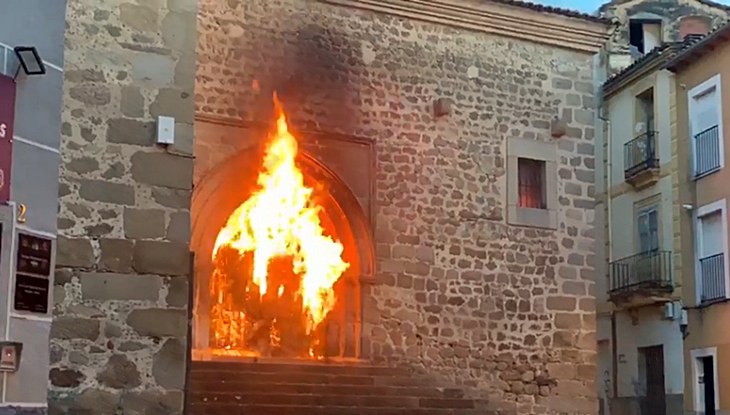 Logran sofocar el incendio en la iglesia de San Martín de Plasencia
