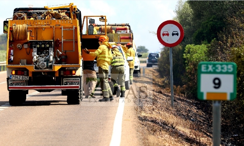 Bomberos Forestales intentan controlar un incendio en la Sierra Amador (Oliva de Mérida)