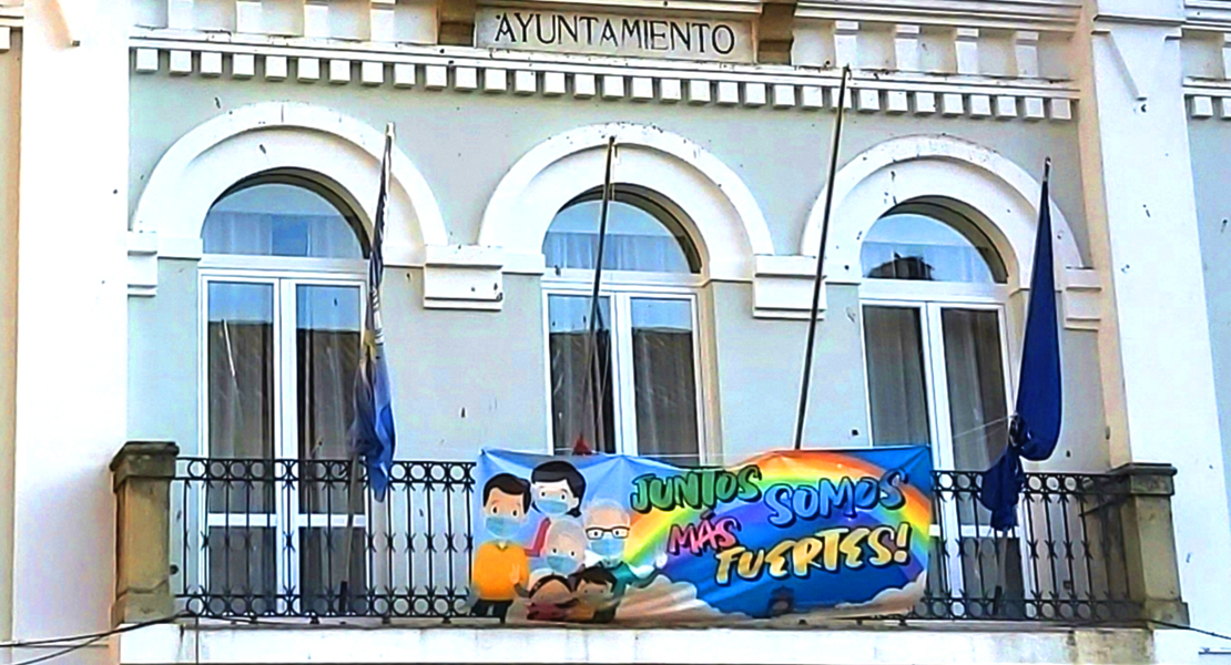 Critican que las banderas continúen arriadas en el Ayuntamiento de Navalmoral de la Mata
