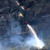 Bomberos Forestales intentan controlar un incendio en la Sierra Amador (Oliva de Mérida)