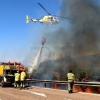 Bomberos Forestales intentan controlar un incendio en la Sierra Amador (Oliva de Mérida)