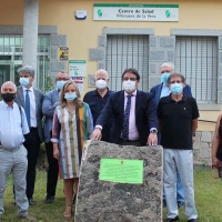 Monolito en memoria de las víctimas del Covid en el centro de Salud de Vva. de la Vera