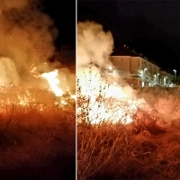 Los Bomberos de Badajoz actúan en un incendio de madrugada en la avenida de Elvas