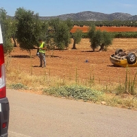 Una joven herida tras sufrir un accidente de tráfico en la carretera BA-012