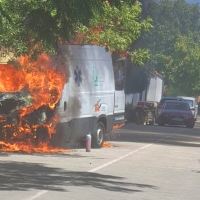 Sale ardiendo una ambulancia de Tenorio en plena calle de Casar de Cáceres