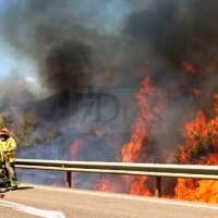 Bomberos Forestales intentan controlar un incendio en la Sierra Amador (Oliva de Mérida)