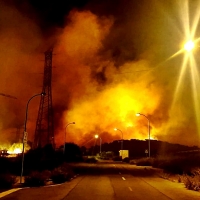 Los Bomberos luchan para extinguir un incendio en Plasencia