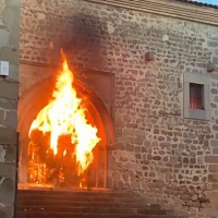 Los bomberos logran sofocar el incendio en la iglesia de San Martín de Plasencia