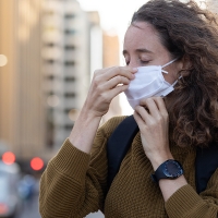 Alertan sobre los peligros de utilizar mal las mascarillas