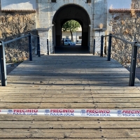 La Policía Local cierra Puerta Pilar ante el mal estado del puente
