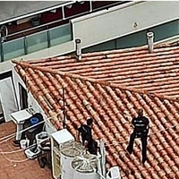Más de una hora de negociación para poner a salvo a un hombre encaramado a un tejado