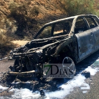 Se calcina un vehículo en la A-66 cerca de Monesterio (Badajoz)