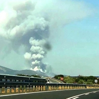 Aviones Canadair del Ejército del Aire combaten las llamas en el incendio de Cañaveral