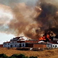 Bomberos forestales luchan para que las llamas no lleguen a Torrejoncillo (CC)