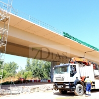 Colocan la última viga del nuevo puente de Badajoz