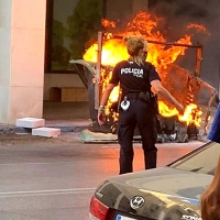 VÍDEO - Quema de contenedores en la avenida Juan Carlos I (Badajoz)