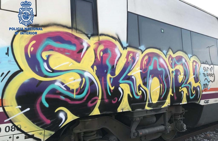 Detienen a dos jóvenes mientras realizaban pintadas en unos vagones de tren en Badajoz