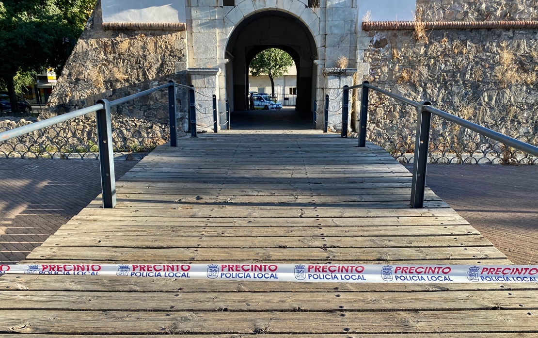 La Policía Local cierra Puerta Pilar ante el mal estado del puente