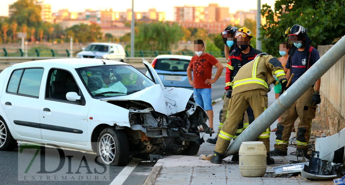 Una mujer herida tras accidentarse cerca del Puente de la Autonomía